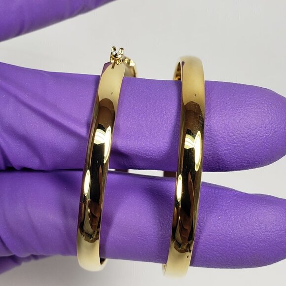 Women's Fashion Gold tone Big Hoop design Earrings - Stylish and Elegant - Picture 3 of 7